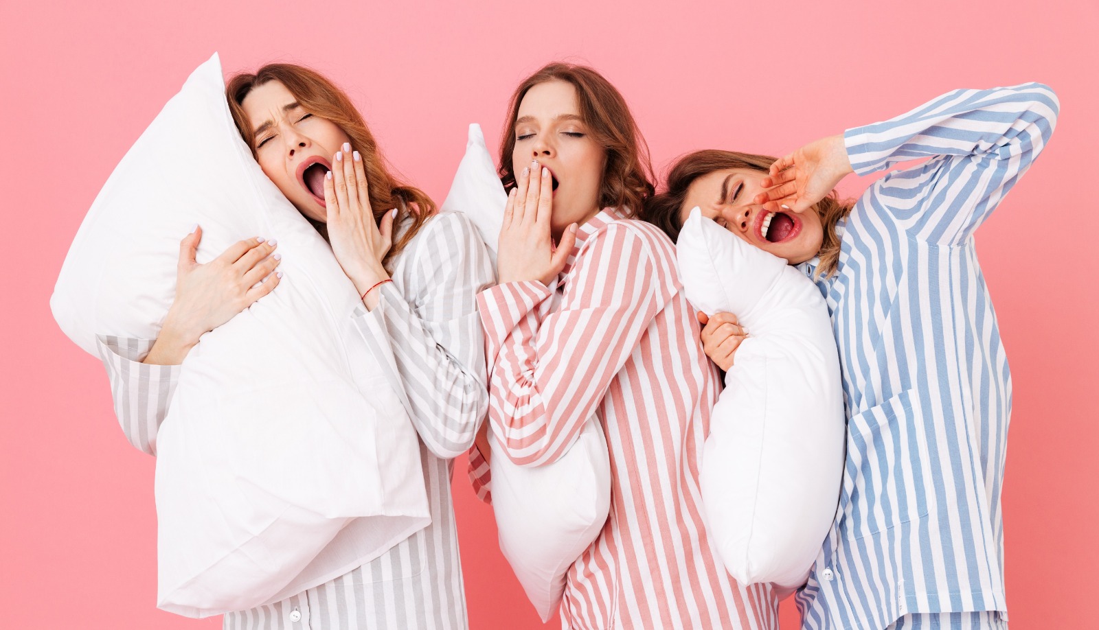 Trois femmes qui baillent Insomnie avec leur oreiller