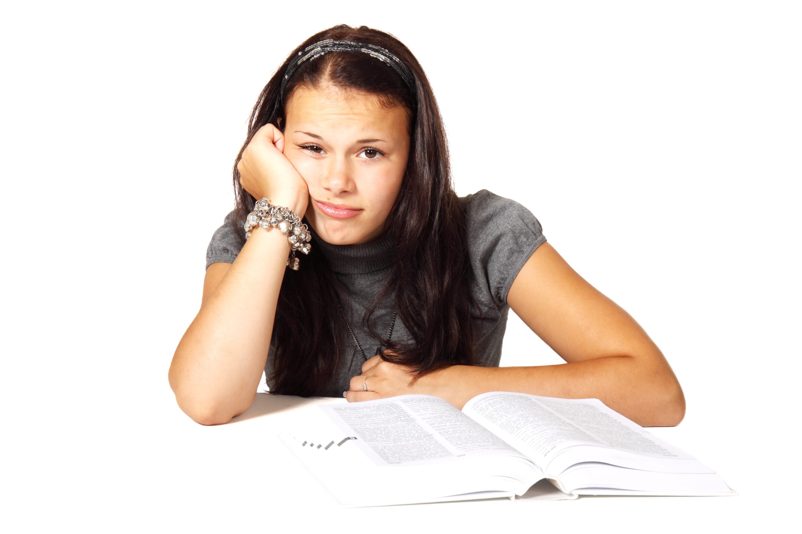 Jeune femme devant un livre ouvert