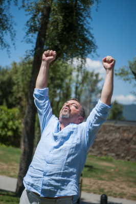 Homme debout les bras levées de victoire